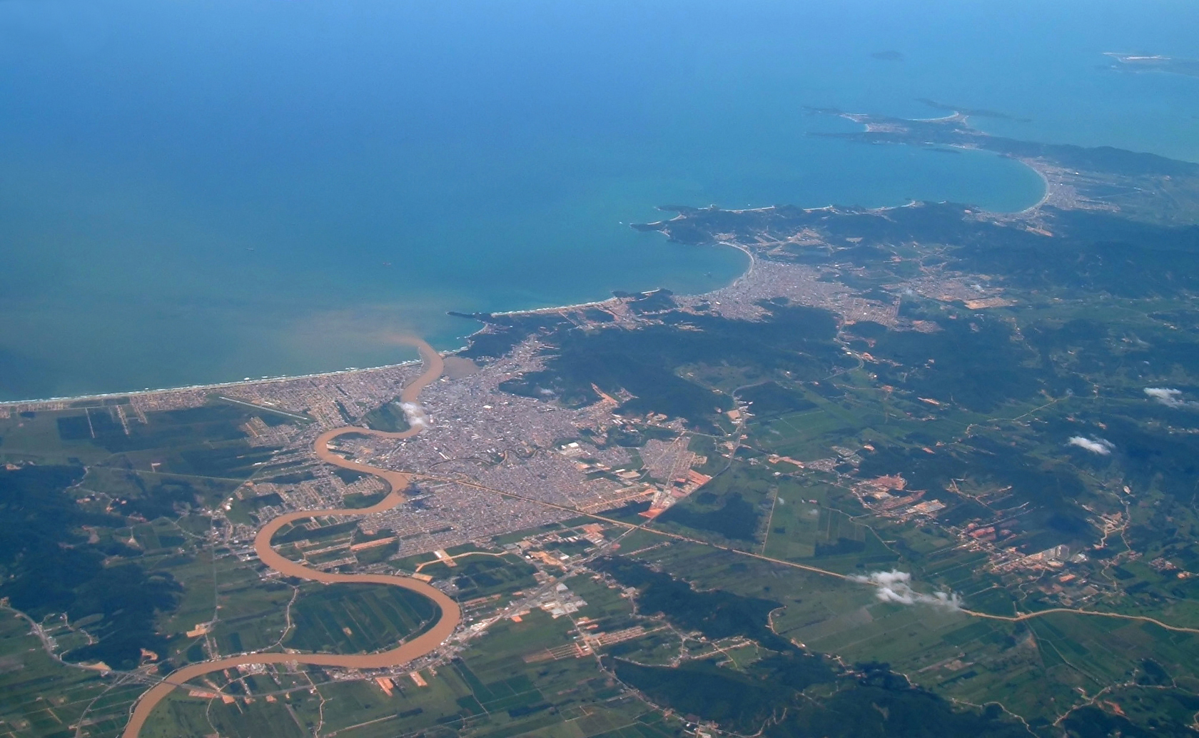 Vista aérea de Itajaí e da foz do rio Itajaí-Açu, Santa Catarina. Foto da cidade; não é uma vista específica de Cordeiros.