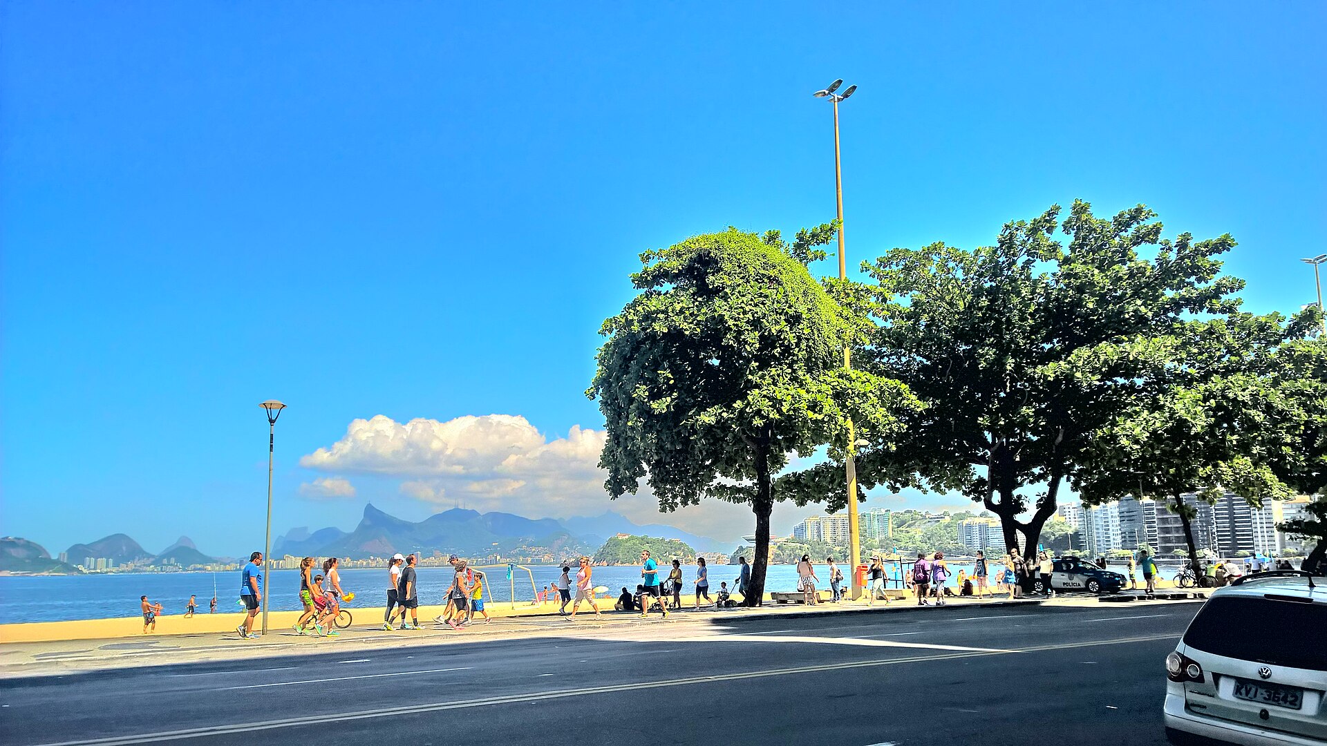 Orla de Icaraí, em Niterói, Rio de Janeiro. Foto da cidade; não representa uma rua de Santa Rosa.